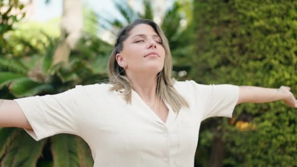 Mujer Hispana Joven Respirando Con Los Brazos Abiertos Parque — Vídeo de stock
