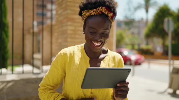 Jeune Femme Afro Américaine Souriante Confiante Regarder Vidéo Sur Touchpad — Video