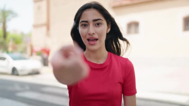 Genç Spanyol Kız Gülümsüyor Kendinden Emin Sokakta Kol Hareketi Yapıyor — Stok video
