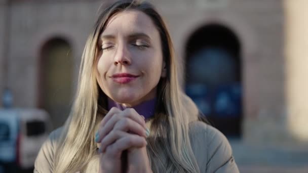 Young Blonde Woman Praying Closed Eyes Street — Stock video