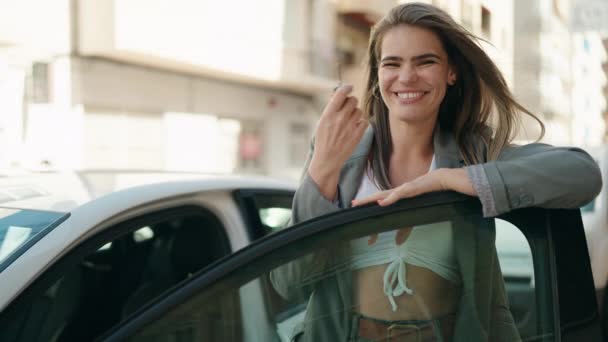 Νεαρή Γυναίκα Χαμογελά Αυτοπεποίθηση Κρατώντας Κλειδί Του Νέου Αυτοκινήτου Στο — Αρχείο Βίντεο