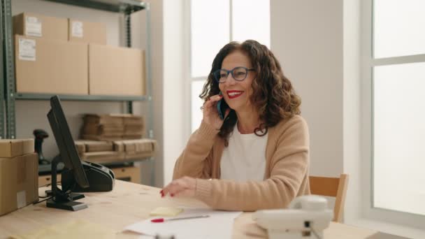 Středního Věku Žena Ekommerce Obchodní Pracovník Mluví Smartphone Psát Papíře — Stock video