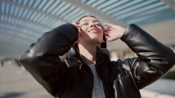 Молода Красива Іспаномовна Жінка Посміхається Впевнено Розчісує Волосся Руками Парку — стокове відео
