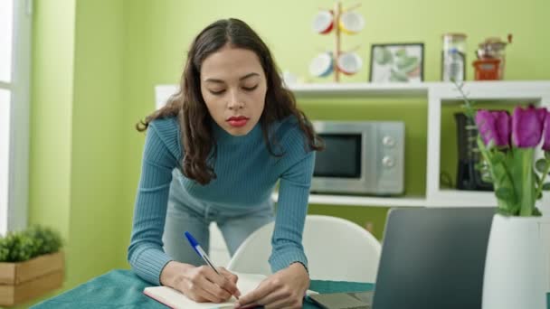 Jovem Bela Mulher Hispânica Usando Laptop Escrita Notebook Estudando Casa — Vídeo de Stock