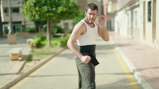 Hombre Hispano Joven Karate Entrenamiento Combate Parque — Vídeos de Stock