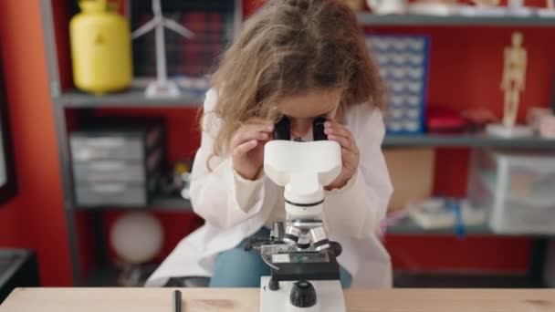 Rozkošné Běloška Dívka Student Usměvavý Jistý Pomocí Mikroskopu Třídě — Stock video