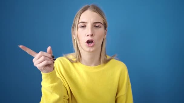 Mujer Rubia Joven Pie Con Expresión Seria Señalando Dedo Sobre — Vídeo de stock
