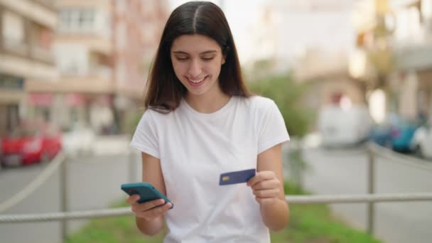 Młoda Latynoska Dziewczyna Rozmawia Przez Smartfona Używa Karty Kredytowej Ulicy — Wideo stockowe