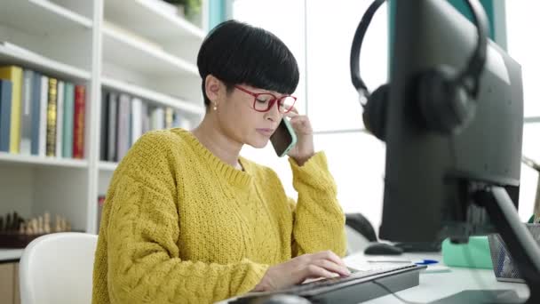 Pemuda Cina Wanita Berbicara Smartphone Menggunakan Komputer Perpustakaan Universitas — Stok Video