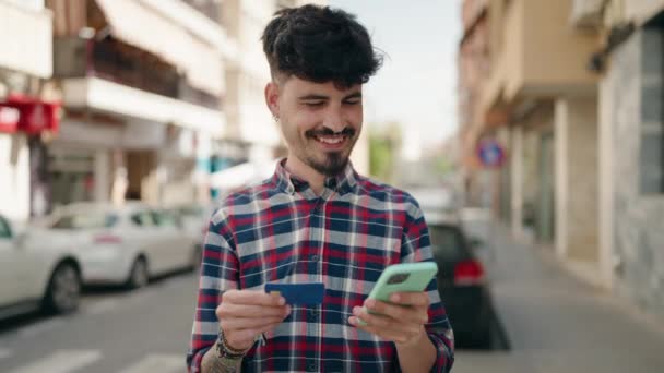在街上用智能手机和信用卡的年轻人 — 图库视频影像