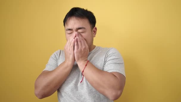 Młody Chińczyk Kaszle Odizolowanym Żółtym Tle — Wideo stockowe