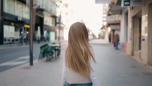 Joven Mujer Rubia Sonriendo Confiada Caminando Calle — Vídeos de Stock