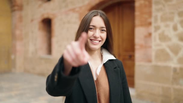 Jonge Spaanse Vrouw Glimlacht Vol Vertrouwen Komende Gebaar Universiteit — Stockvideo