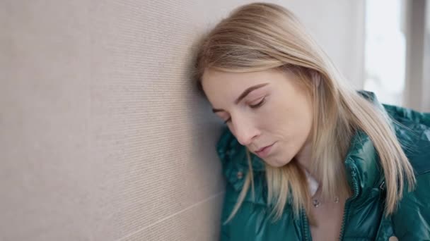 Sokakta Duvara Yaslanmış Ciddi Bir Ifadeyle Duran Genç Sarışın Kadın — Stok video