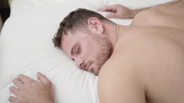 Genç Beyaz Adam Yatakta Uzanıyor Yatak Odasında Uyuyor — Stok video