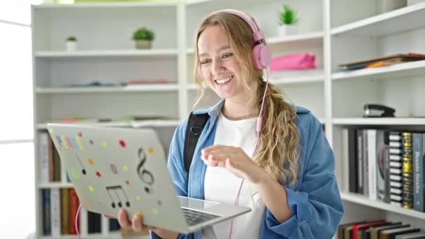 Mahasiswa Wanita Pirang Muda Yang Memiliki Video Call Berdiri Universitas — Stok Video