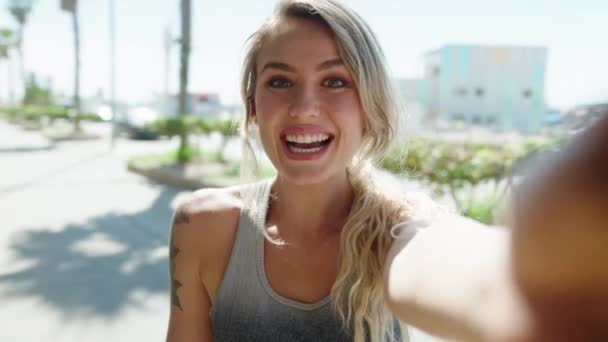 Молодая Блондинка Спортивной Одежде Которой Видеозвонок Улице — стоковое видео