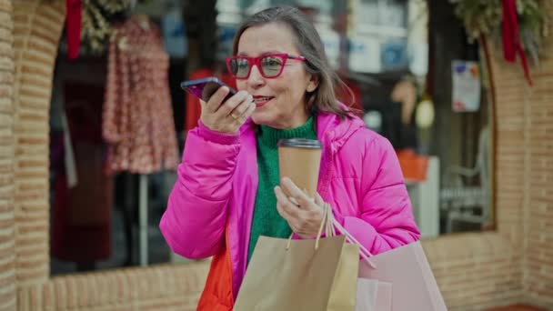 Mujer Hispana Madura Con Cabello Gris Sonriendo Yendo Compras Enviando — Vídeos de Stock