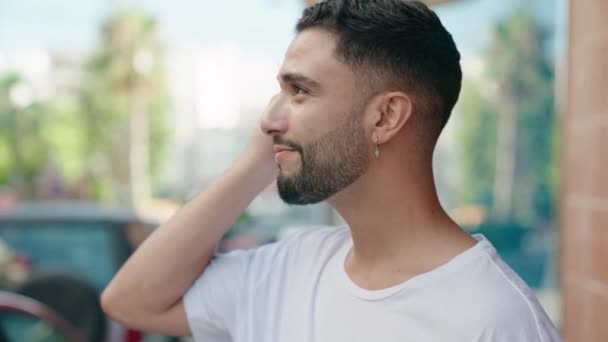 Hombre Árabe Joven Sonriendo Confiado Escuchando Mensaje Audio Por Teléfono — Vídeo de stock