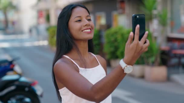 Ung Vacker Kvinna Ler Säker Att Göra Selfie Smartphone Gatan — Stockvideo