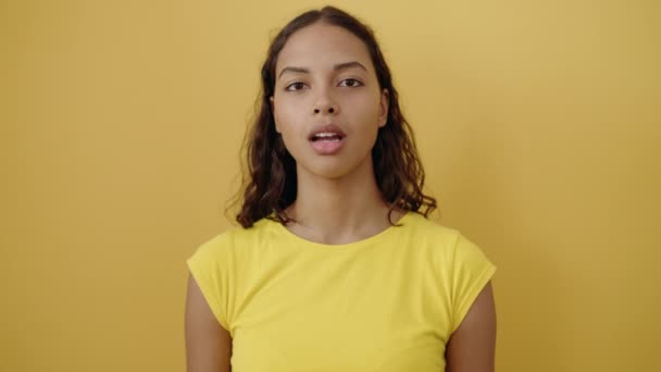 Молодая Африканская Американка Стоящая Языком Изолированном Желтом Фоне — стоковое видео