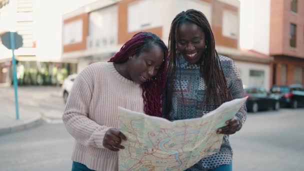 Dwie Afrykańskie Kobiety Uśmiechające Się Pewnie Patrząc Mapę Ulicy — Wideo stockowe