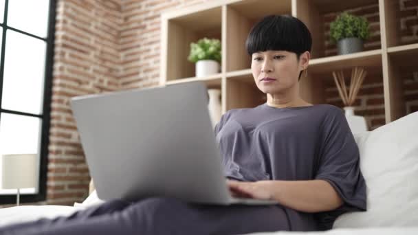 Young Chinese Woman Using Laptop Sitting Bed Bedroom — Vídeos de Stock