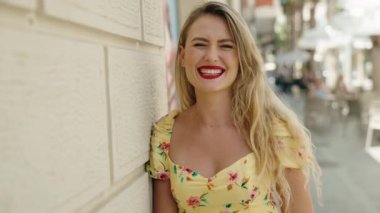 Sokakta kendine güvenen güzel İspanyol bir kadın.