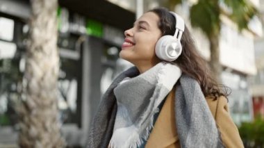 Sokakta müzik dinleyen genç, güzel İspanyol kadın.