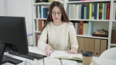 Sokakta döküman dağıtan genç, güzel İspanyol kadın öğrenci.