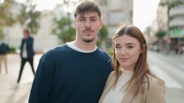 Sokakta öpüşen genç çift