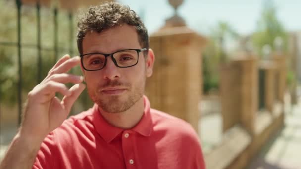 Joven Hombre Hispano Sonriendo Confiado Usando Gafas Calle — Vídeos de Stock