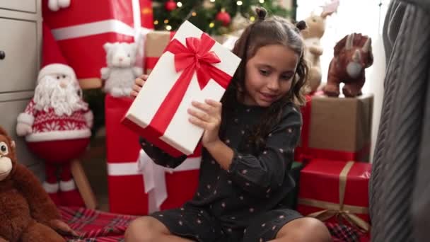 Rozkošný Hispánský Dívka Slyšení Dárek Balíček Sedí Podlaze Vánočního Stromečku — Stock video
