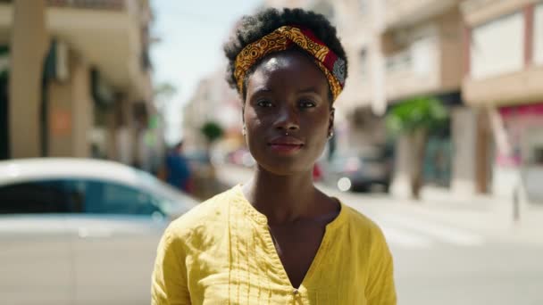 Молодая Африканская Американка Улыбается Уверенно Держа Банкноту 100 Долларов Улице — стоковое видео