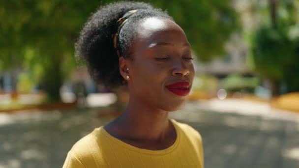Afroamerykanka Uśmiecha Się Pewnie Spoglądając Stronę Parku — Wideo stockowe