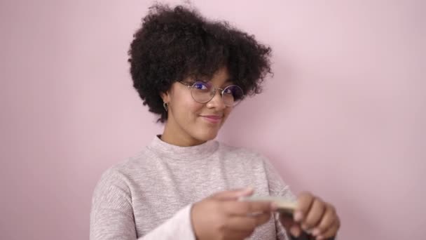 Ung Afrikansk Amerikansk Kvinna Ler Säker Hålla Dollar Över Isolerade — Stockvideo