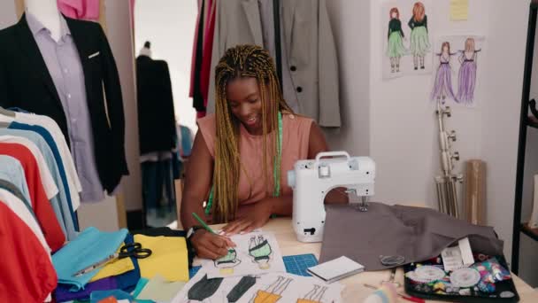 在裁缝店 非洲裔美国妇女裁缝师笑着自信地画服装设计 — 图库视频影像