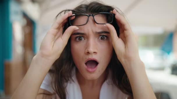 Νεαρή Ισπανίδα Που Φοράει Γυαλιά Όρθια Έκφραση Έκπληξη Στο Δρόμο — Αρχείο Βίντεο