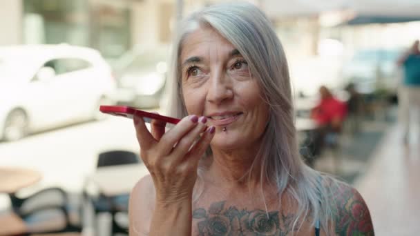 Mujer Pelo Gris Mediana Edad Sonriendo Confiada Hablando Teléfono Inteligente — Vídeos de Stock