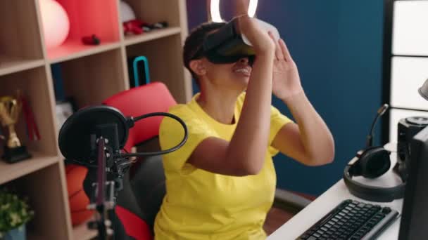 Afrikansk Amerikansk Kvinna Streamer Spelar Spel Med Hjälp Virtuella Verklighets — Stockvideo