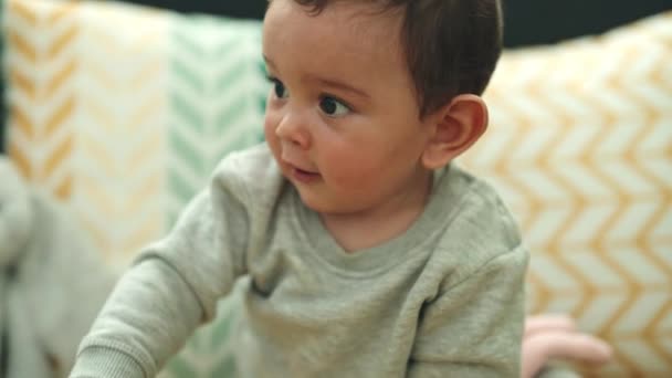Urocze Latynoskie Dziecko Uśmiechające Się Pewnie Siedząc Podłodze Domu — Wideo stockowe