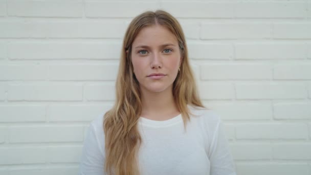 Ung Blond Flicka Med Avslappnat Uttryck Står Över Isolerad Vit — Stockvideo
