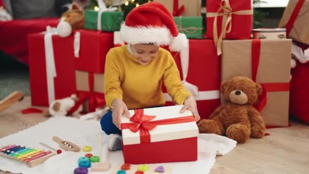 Adorable Garçon Hispanique Déballer Cadeau Assis Par Arbre Noël Maison — Video