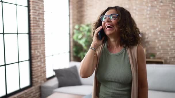 Mujer Hispana Mediana Edad Hablando Por Teléfono — Vídeos de Stock