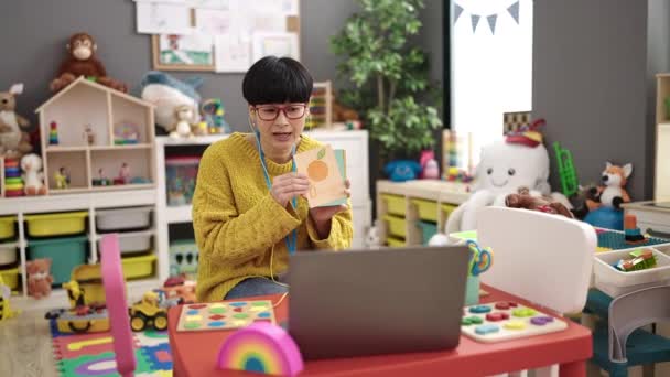 Wanita Muda Cina Guru Prasekolah Memiliki Pelajaran Kosa Kata Online — Stok Video