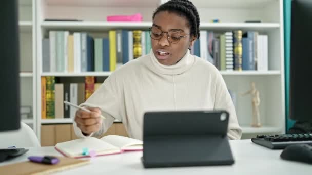Afrikalı Amerikalı Kadın Öğrenci Kütüphane Üniversitesinde Online Ders Notları Yazıyor — Stok video