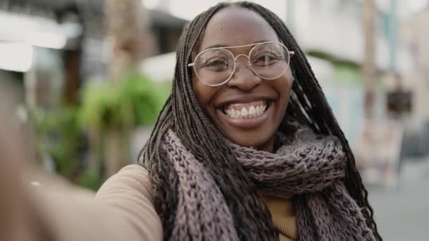Mujer Africana Tomando Selfie Saludando Cámara Calle — Vídeos de Stock