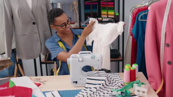 Afro Amerikalı Kadın Terzi Terzi Dükkanında Tişört Tutarken Gülümsüyor — Stok video