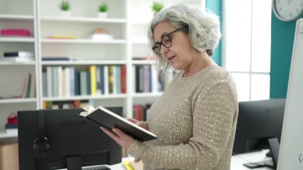 Middle Age Woman Grey Hair Teacher Reading Book University Classroom — Stok video