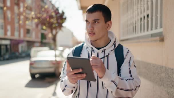 Νεαρός Μαθητής Ζωγραφίζει Στο Touchpad Στέκεται Στο Δρόμο — Αρχείο Βίντεο